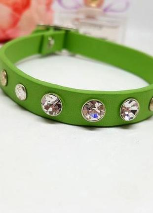 Яркий кожаный браслет "зеленый" с кристалами и заклепками3 фото