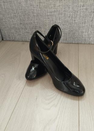 Туфлі, лаковані