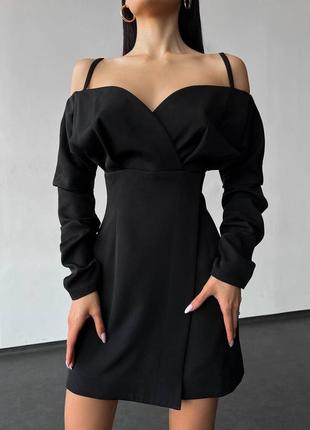 Изысканное черное платье с длинными рукавами и открытыми плечами.3 фото