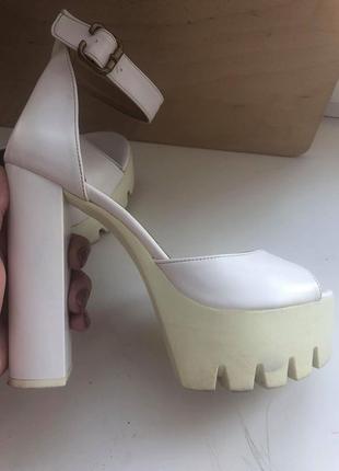 Босоножки на тракторной подошве