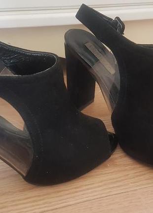 Стильные босоножки на устойчивом каблуке2 фото