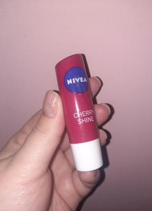 Бальзам-тинт с запахом вишни nivea cherry shine