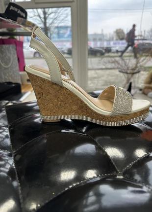Босоножки со стразами