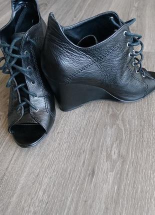 Модні черевики з французьким пальчиком. шкіряні, чорного кольору на шнурках.1 фото