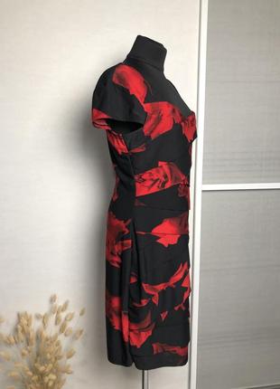 Черное платье с красными цветами4 фото