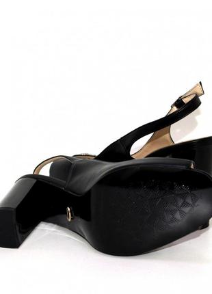 Женские черные босоножки на высоком каблуке.6 фото