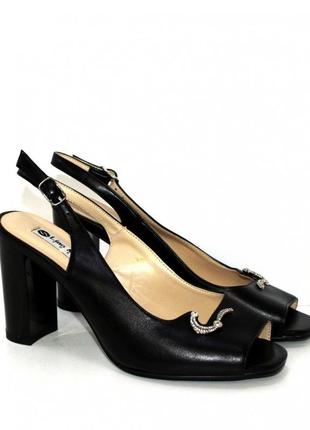 Женские черные босоножки на высоком каблуке.7 фото
