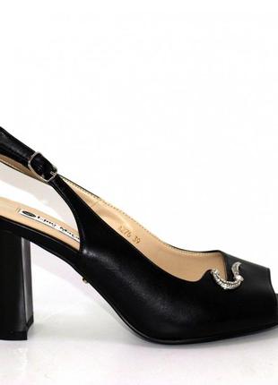 Женские черные босоножки на высоком каблуке.3 фото