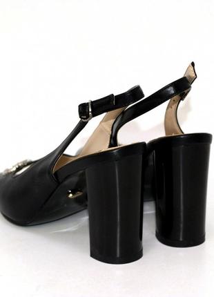 Женские черные босоножки на высоком каблуке.4 фото