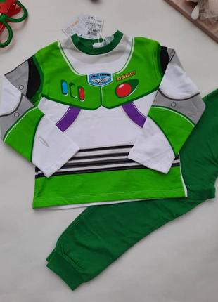 Яркая пижамка,  утепленная, на байке фирмы  ovs.
1/размер 98, на 30-36 месяцев.