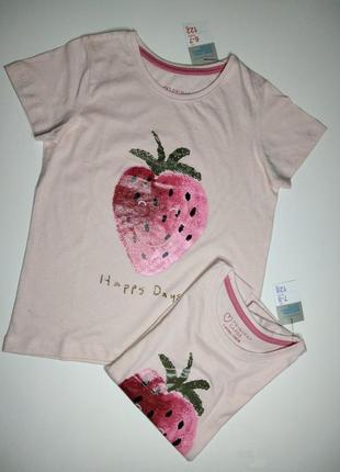 Яркая розовая футболка для девочки с клубничным принтом. английская