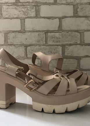 Жіночі босоніжки