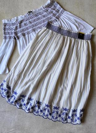 Классная белая юбка с голубой вышивкой