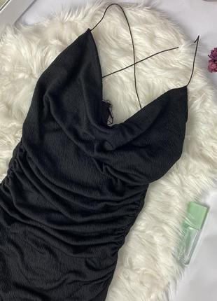 Длинное обтягивающее платье миди с драпировкой на тонких бретелях5 фото