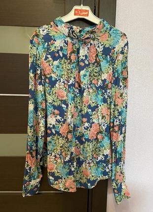 Женская блуза в цветочный принт.