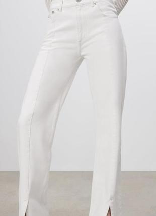 Белые джинсы клеш с разрезами
