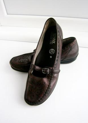 Гарні жіночі туфлі з натуральної шкіри.2 фото