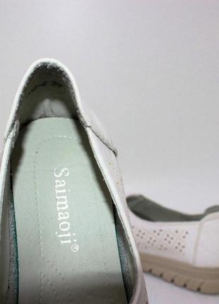 Женские бежевые летние перфорированные туфли на резинке3 фото