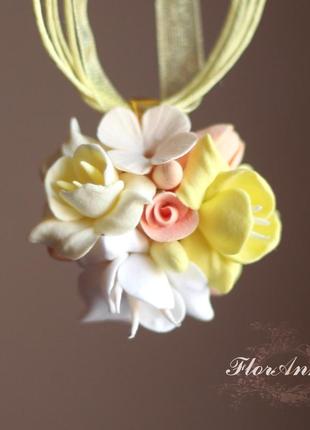 Кулон з квітами з полімерної глини "лимонний аромат"