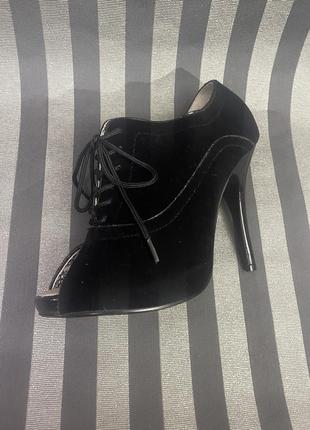 Готичні чорні туфлі на 4.5-см платформі й 14.5-см шпильках зі шнурівкою bordello wink 013 фото