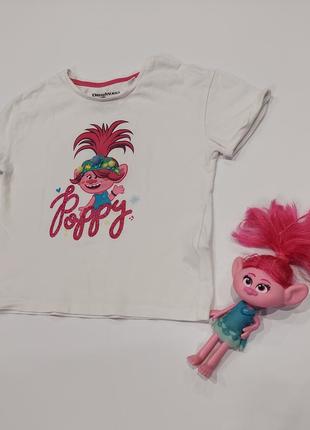 Классная футболка trolls от c&a с розочкой белая 3-5 лет