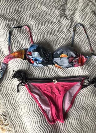 Яркий купальник в цветочек с бахромой