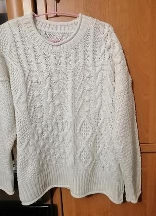Білий светр