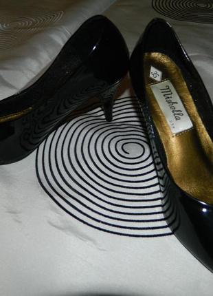 Класичні чорні лакові туфлі-човники mishella р. 35 (сша)4 фото