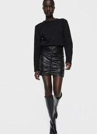Zara юбка из экокожи драпированная жатка
