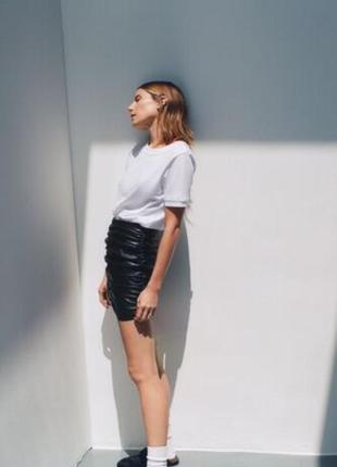 Zara юбка из экокожи драпированная жатка2 фото