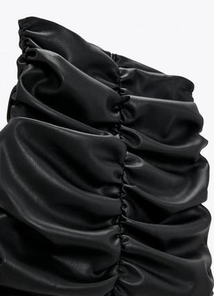 Zara юбка из экокожи драпированная жатка4 фото