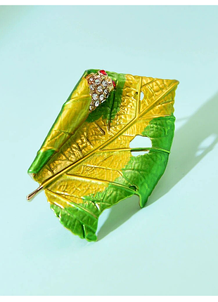 Брошь брошка лист с гусеницей с горным хрусталем и перламутром