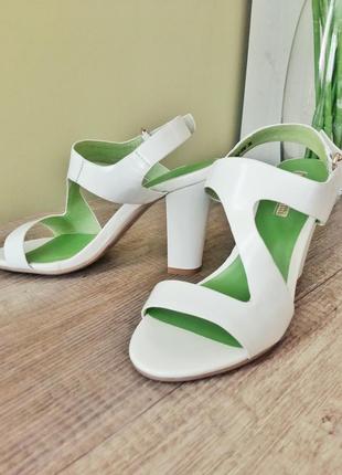 Белые босоножки на устойчивом каблуке