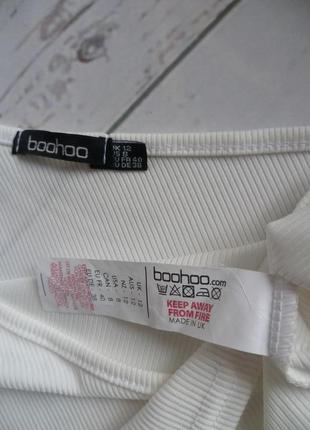 Белый укороченный топ на одно плечо в рубчик boohoo5 фото