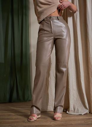 Трендовые брюки классического прямого кроя из экокожи