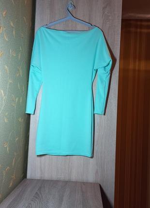 Платье мятного цвета со спущенным плечом2 фото