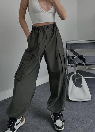 Женские однотонные широкие брюки карго из плащевки черный хаки размер 42-44 44-468 фото