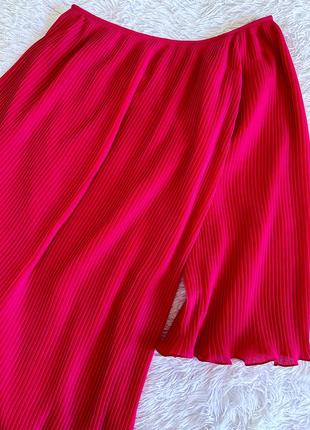 Яркое малиновое плиссированное платье next с открытым плечиком4 фото