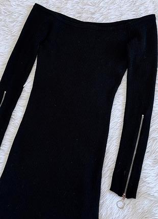 Стильное чёрное платье missguided в рубчик со спущенными плечиками и замками