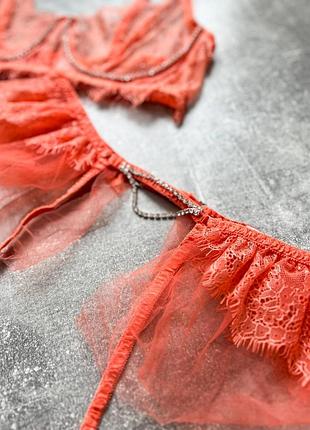 Ніжний комплект білизни з мереживом. бюст трусики пояс спідничка. білизна з камінчиками