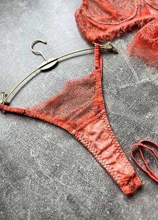 Ніжний комплект білизни з мереживом. бюст трусики пояс спідничка. білизна з камінчиками