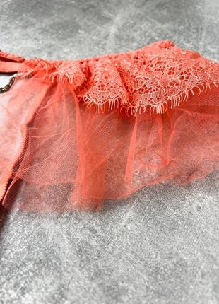 Ніжний комплект білизни з мереживом. бюст трусики пояс спідничка. білизна з камінчиками