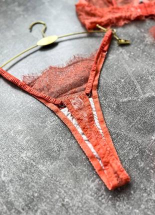 Ніжний комплект білизни з мереживом. бюст трусики пояс спідничка. білизна з камінчиками