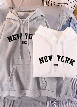 Худи «new york» oversize: глубокий капюшон, манжеты с основной кладушкой ткани, карман кингуру, шнурочки.
ткань без утепления.
цвет: белый, черный, меланж