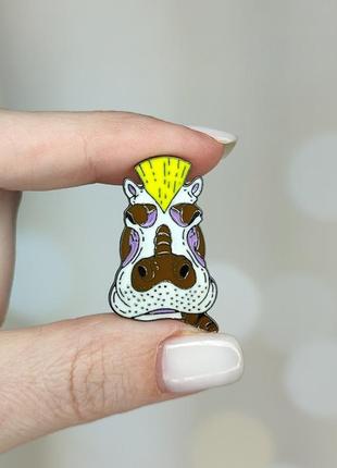 Металлический значок - пин "бегемот - панк"  (знач0341)