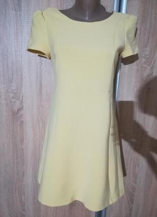 Жовта сукня.