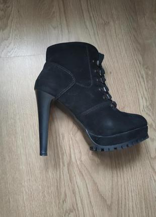 Трендові ботинки/ботильйони жіночі на підборах чорні на шнуровці5 фото