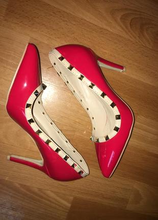 Безупречные яркие туфли лодочки в стиле валентино4 фото