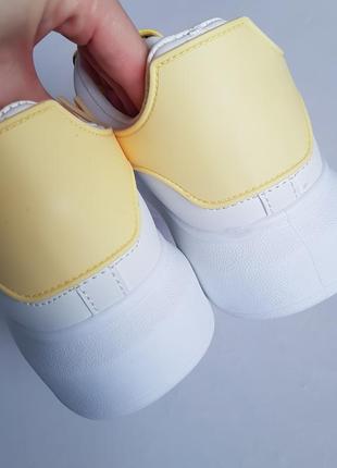 Кроссовки женские белые с желтой шнуровкой7 фото