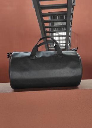 Мужская спортивная сумка из экокожи черного цвета в дорогу или спортзал.